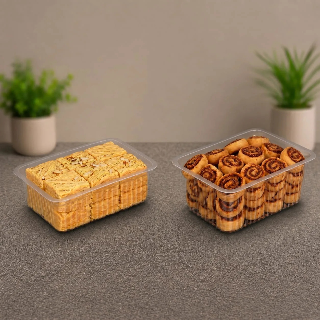 PP Rectangular Container, codes 5552, 5553, 5554, 5555 and 5556, holding cake slices and cinnamon rolls