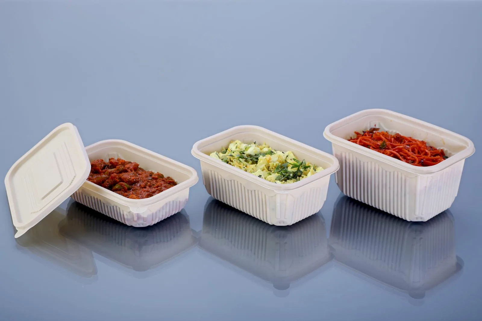 Eco Tray 500 ml Rectangular Container with Lid and 1000 ml Rectangular Container with Lid, codes 7084 and 7087, holding a curry, poha and a carrot salad